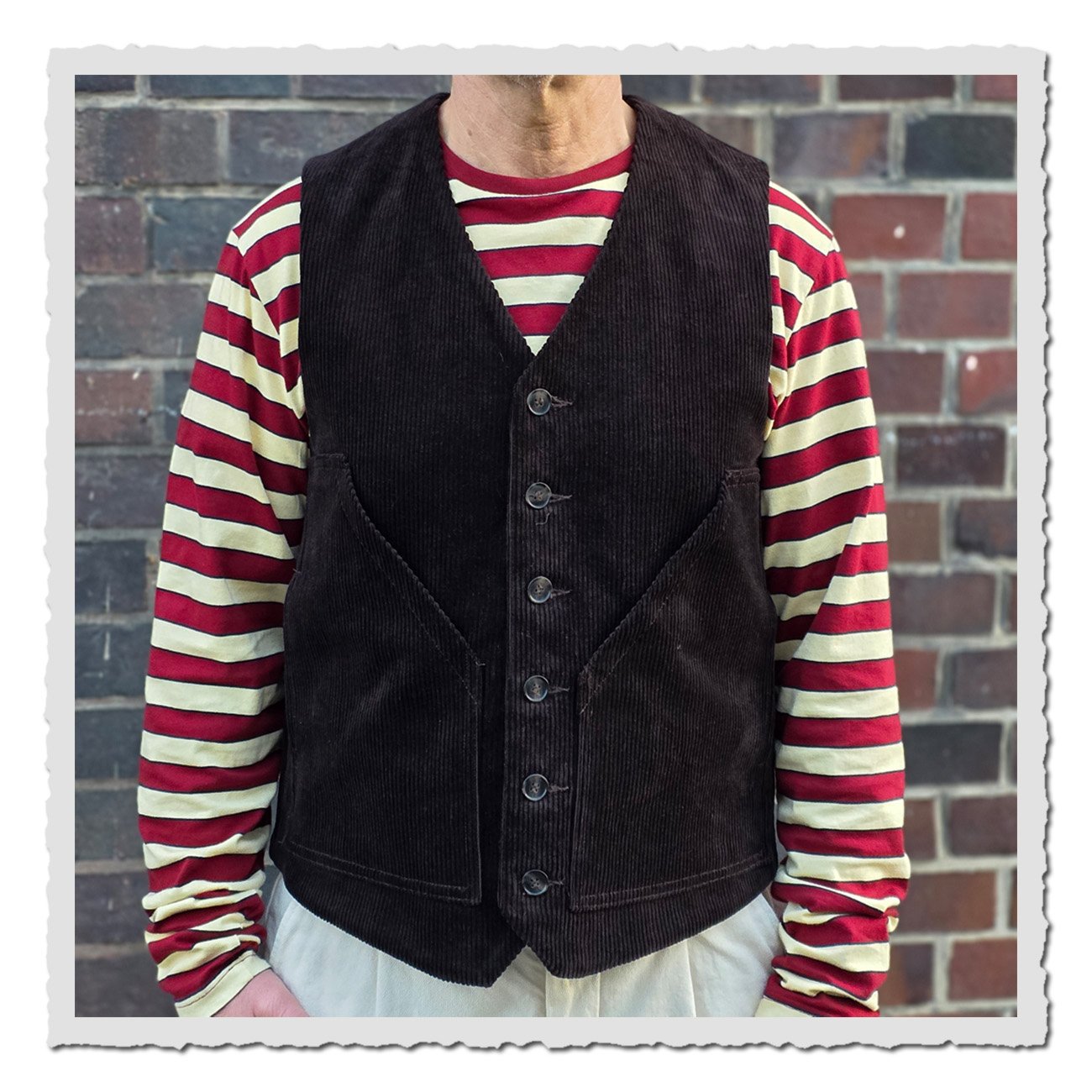 Nahaufnahme der Retronia Cordweste Erwin – schwarze Vintage-Weste aus Baumwollcord